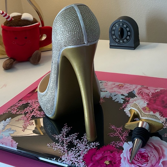 Wine Holder & Wine Stopper Gold Heel with Design Home Bar Decor - Picture 4 of 5